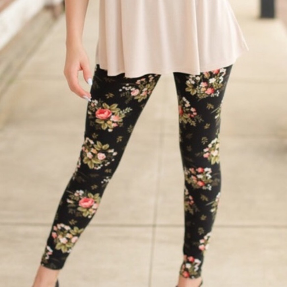 Floral print, black leggings.. like Lularoe!